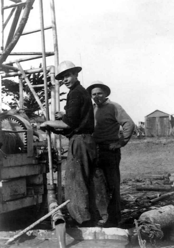 In 1948, Dick moved to New Plymouth for a short while, to work as a roughneck for Dobson Bros – the New Zealand Oil and Petroleum Company. This gave Dick work experience and knowledge in oil drilling and petroleum production. Albie (left) and Dick at work on “Eddie”